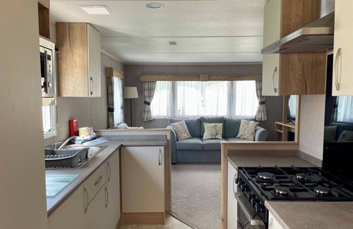Ampney Crucis Cabin | Cosy 3 Bedroom Caravan in South Cerney