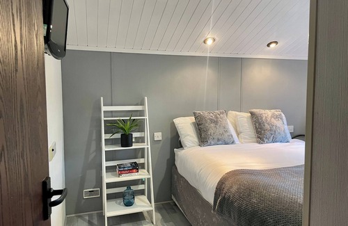 South Cerney Cabin | Cosy 3 Bedroom Wooden Lodge in South Cerney