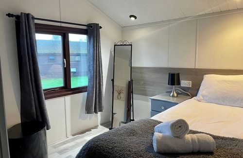 South Cerney Cabin | Cosy 3 Bedroom Wooden Lodge in South Cerney