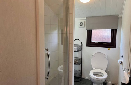 South Cerney Cabin | Cosy 3 Bedroom Wooden Lodge in South Cerney