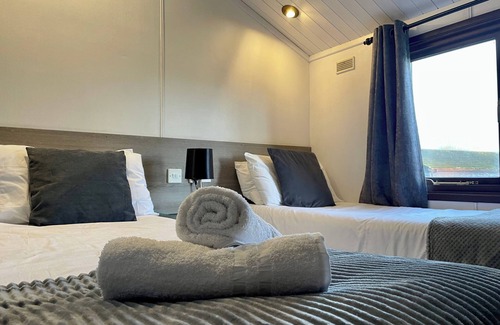 South Cerney Cabin | Cosy 3 Bedroom Wooden Lodge in South Cerney