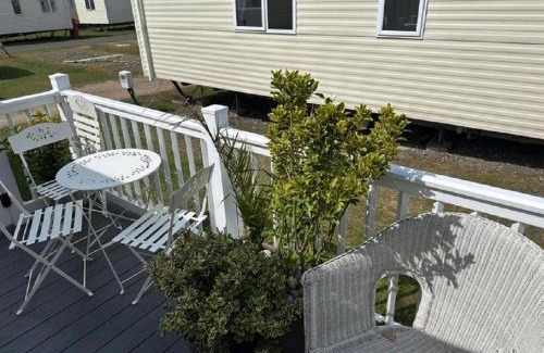 Kessingland Other | Cosy 6 Berth Caravan With Side Decking At Kessingland Beach, Suffolk Ref 90031Sv