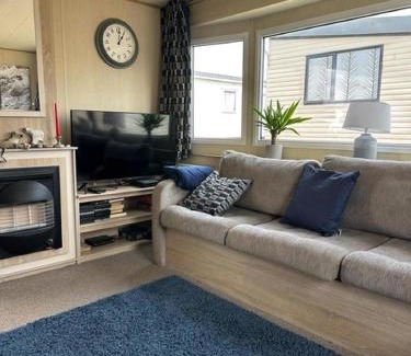 Kessingland Other | Cosy 6 Berth Caravan With Side Decking At Kessingland Beach, Suffolk Ref 90031Sv