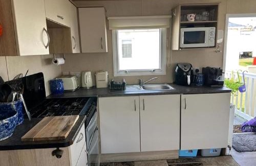 Kessingland Other | Cosy 6 Berth Caravan With Side Decking At Kessingland Beach, Suffolk Ref 90031Sv