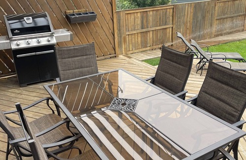 Saskatoon House | Cosy and modern 3 Bedroom house with garage and hottub.