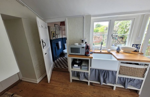 Pattiswick House | Cosy and warm old school country house surrounded by countryside and walks