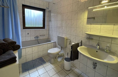 Adenau Apartment | Cosy apartment for 5 guests with WIFI, TV, pets allowed and parking
