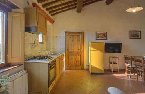 Tavarnelle Val di Pesa Apartment | Cosy apartment for 4 people with WIFI, pool, TV, patio, pets allowed and panoramic view