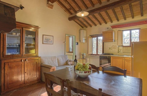 Tavarnelle Val di Pesa Apartment | Cosy apartment for 4 people with WIFI, pool, TV, patio, pets allowed and panoramic view