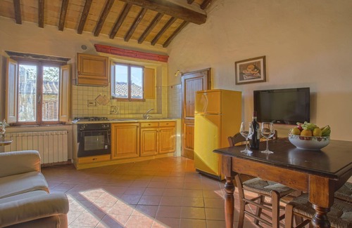Tavarnelle Val di Pesa Apartment | Cosy apartment for 4 people with WIFI, pool, TV, patio, pets allowed and panoramic view