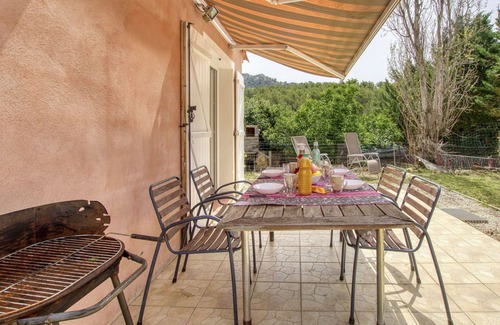 Le Beausset Apartment | Cosy apartment for 4 people with A/C, WIFI, TV, terrace and pets allowed