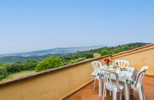 Castellina Marittima Apartment | Cosy apartment for 17 people with WIFI, pool, A/C, TV, patio, pets allowed and panoramic view