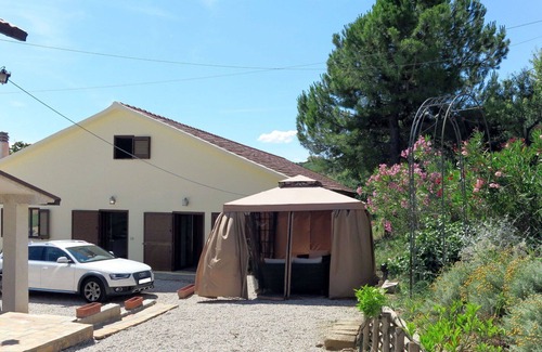 Cologna Spiaggia Villa | Cosy apartment in villa with hot tub, A/C, WIFI, pool, TV, patio, pets allowed and panoramic view