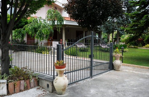 Roseto degli Abruzzi Villa | Cosy apartment in villa for 6 guests with WIFI, TV and patio