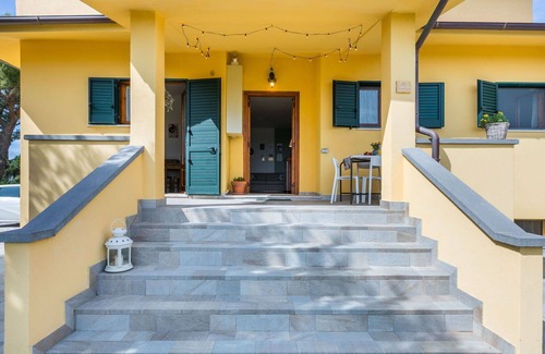 Rosignano Marittimo Apartment | Cosy apartment for 4 guests with WIFI, TV, terrace, pets allowed and panoramic view