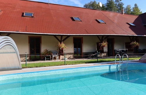 Desna Apartment | Cosy apartment for 4 guests with WIFI, pool, TV and patio