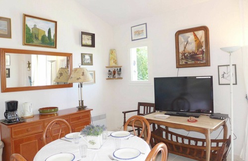 La Rouviere Apartment | Cosy apartment for 4 guests with WIFI, pool, TV, terrace and pets allowed