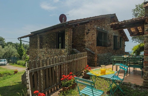 Massa Villa | Cosy apartment in villa for 4 people with WIFI, TV, patio, panoramic view and parking