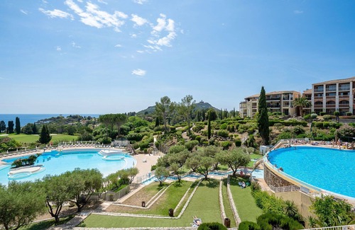 Le Dramont Apartment | Cosy apartment for 5 guests with WIFI, pool, TV and patio