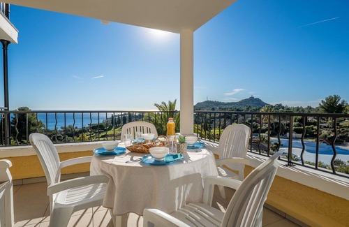 Le Dramont Apartment | Cosy apartment for 5 guests with WIFI, pool, TV and patio