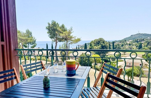 Le Dramont Apartment | Cosy apartment for 5 guests with WIFI, pool, TV and patio