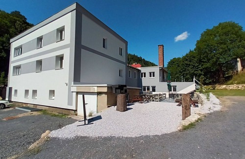 Desna Apartment | Cosy apartment for 4 guests with WIFI, pool, TV and patio