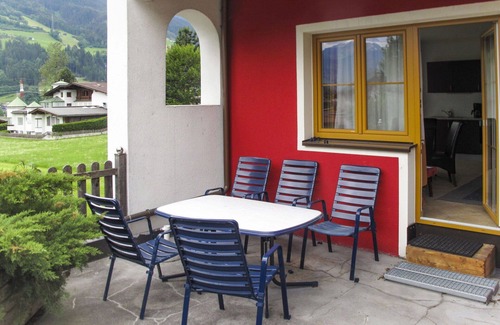 Stumm Apartment | Cosy apartment for 10 people with pool, WIFI, TV, terrace and pets allowed