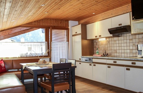 Prutz Apartment | Cosy apartment for 12 people with WIFI, TV, terrace and pets allowed