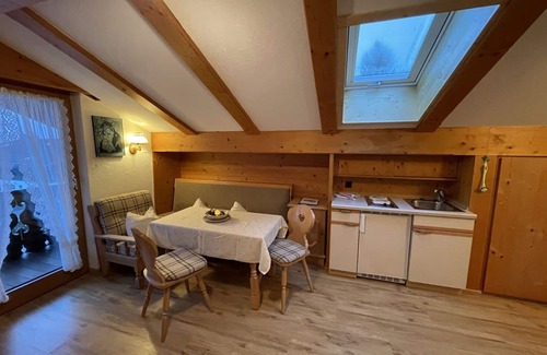 Farchant Apartment | Cosy apartment for 2 people with WIFI, TV and balcony