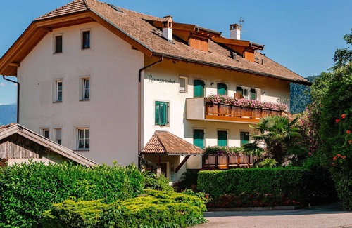 Andriano Apartment | Cosy apartment for 2 guests with WIFI, pool, TV and patio