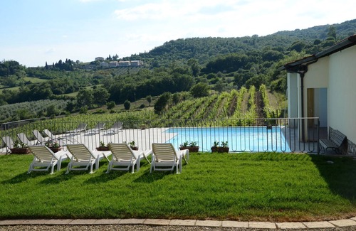 Capolona Apartment | Cosy apartment for 2 people with pool, WIFI, TV, pets allowed and panoramic view, close to Arezzo