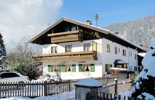 Farchant Apartment | Cosy apartment for 3 people with WIFI, TV and balcony