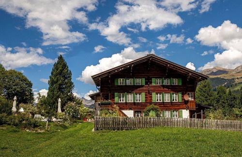 Lenk Apartment | Cosy apartment for 4 guests with WIFI, TV, balcony and pets allowed