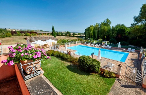 San Brizio Apartment | Cosy apartment for 4 people with pool, WIFI, TV, balcony and pets allowed, close to Spoleto