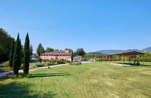 San Brizio Apartment | Cosy apartment for 4 people with pool, WIFI, TV, balcony and pets allowed, close to Spoleto