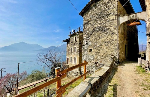 Naggio Apartment | Cosy apartment for 4 guests with WIFI, TV, terrace and pets allowed