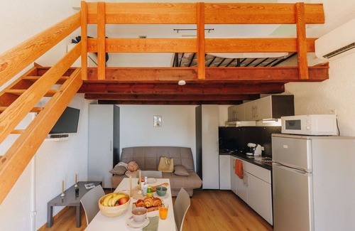 Tarcu Apartment | Cosy apartment for 4 people with WIFI, pool, A/C, terrace and pets allowed