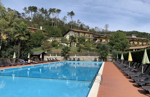 Campi Apartment | Cosy apartment for 4 people with hot tub, pool, WIFI, TV, terrace and pets allowed
