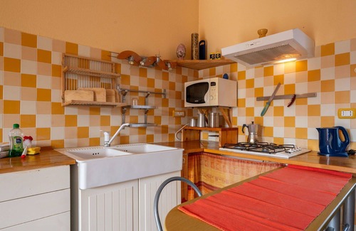 Cortemilia Apartment | Cosy apartment for 6 people with WIFI, pool, TV, terrace and pets allowed