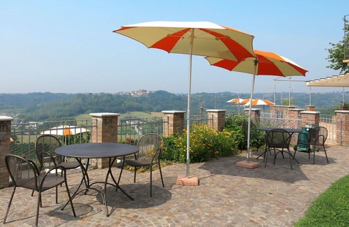 Cossombrato Apartment | Cosy apartment for 4 guests with WIFI, pool, TV, patio and pets allowed