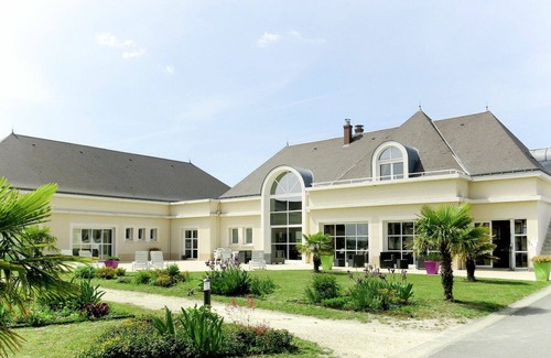 Azay-le-Rideau House | Cosy apartment in villa for 8 guests with WIFI, pool, TV, terrace and pets allowed