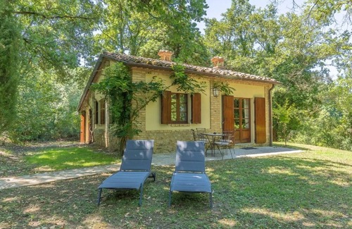 Umbertide Villa | Cosy apartment in villa for 4 people with A/C, pool, WIFI and TV