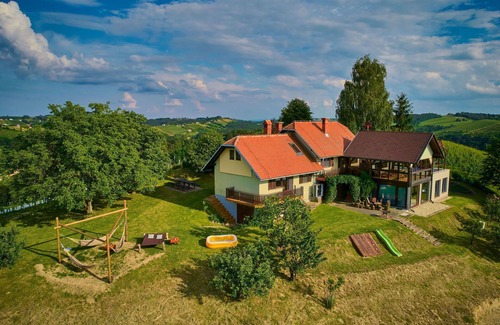 Ljutomer House | Cosy apartment in villa for 6 people with hot tub, WIFI, A/C, TV and patio