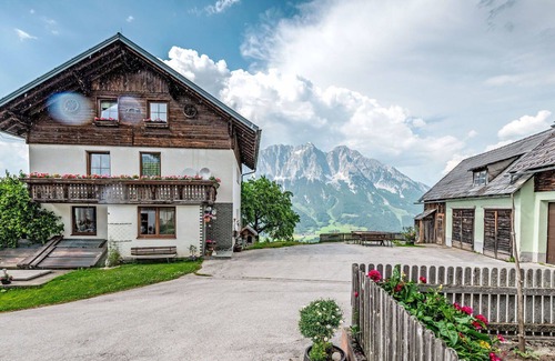 Oeblarn Villa | Cosy apartment in villa for 4 guests with WIFI, TV and balcony