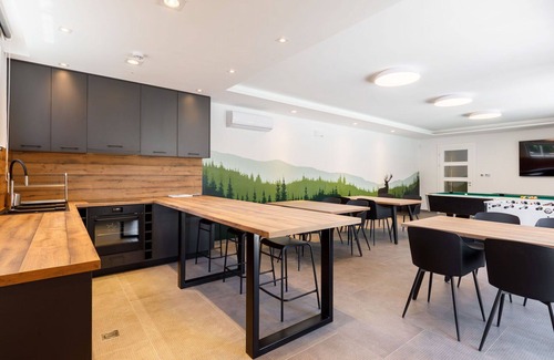 Balatonszarszo House | Cosy apartment in villa for 19 people with WIFI, hot tub, A/C, TV and patio