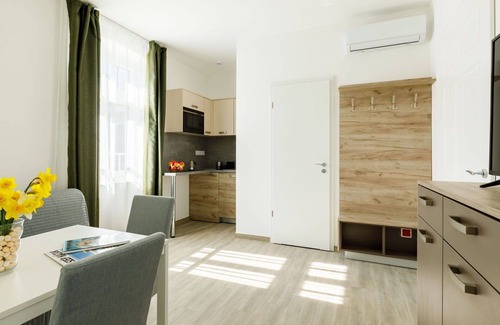 Balatonszarszo House | Cosy apartment in villa for 19 people with WIFI, hot tub, A/C, TV and patio