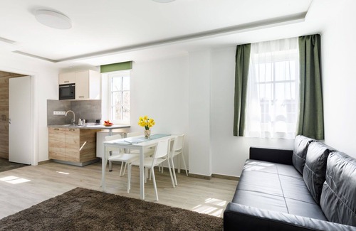 Balatonszarszo House | Cosy apartment in villa for 19 people with WIFI, hot tub, A/C, TV and patio