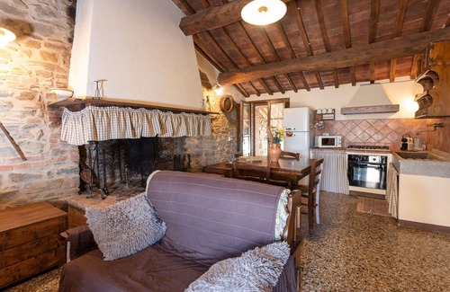 Poggi del Sasso Villa | Cosy apartment in villa for 5 people with A/C, pool, WIFI, TV, patio and pets allowed