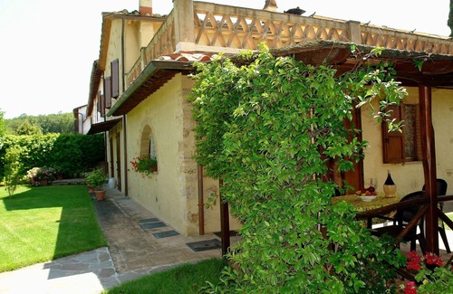 Poggiarello Villa | Cosy apartment in villa with pool, WIFI, TV, terrace and pets allowed, close to San Gimignano
