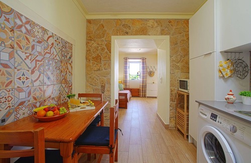 Mem Moniz House | Cosy apartment in villa for 3 guests with WIFI, A/C, pool, TV and terrace